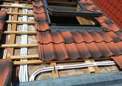 Dachmontage Klimaanlage: Montieren / Verlegen der Rohr- und Elektroleitungen unter dem Dach