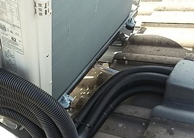 Dachmontage Klimaanlage Mitsubishi Heavy Industries Dachanschluß der Rohrleitungen zum Klimagerät