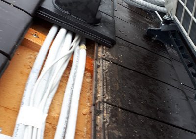 Verlegung der Rohrleitungen unter dem Dachziegel zum Klimagerät mit spezieller Durchführung