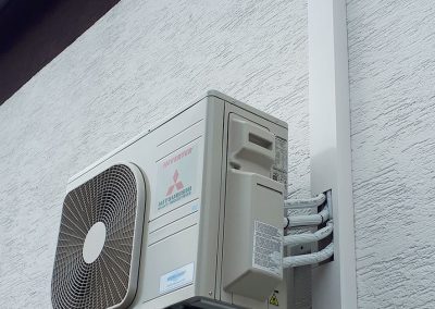 Klimaanlage Außengerät Mitsubishi Heavy Industries. Wandmontage mit Kabel- und Leitungskanal